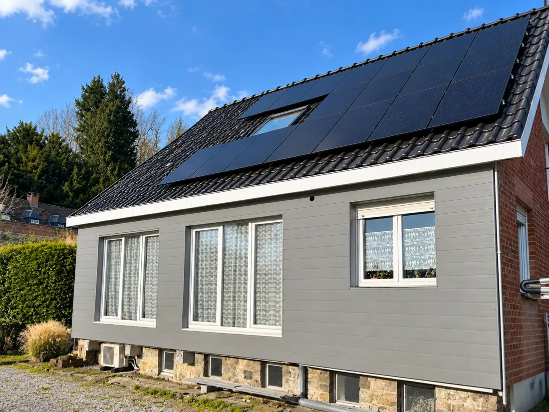 Maison moderne au toit solaire anthracite