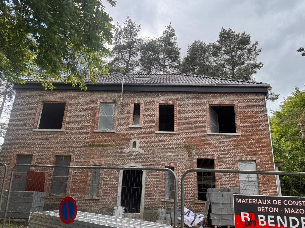 Façade en briques en cours de rénovation