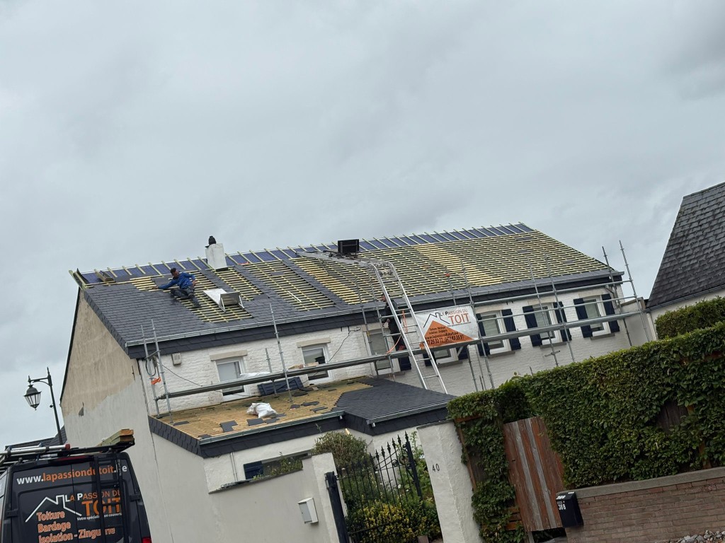 Chantier pose d'ardoises sur maison, équipe La Passion du Toit