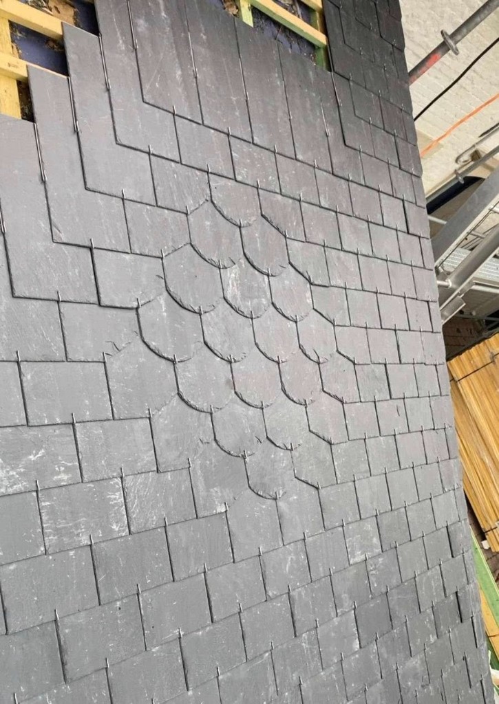 Détail pose d'ardoises avec motif décoratif