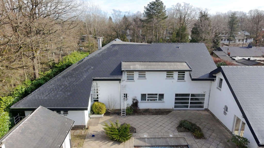 Vue aérienne maison blanche et toiture ardoise