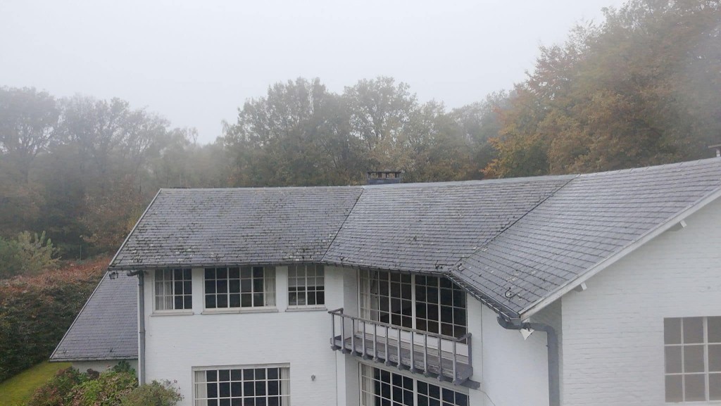 Maison blanche toiture ardoise, ambiance brumeuse